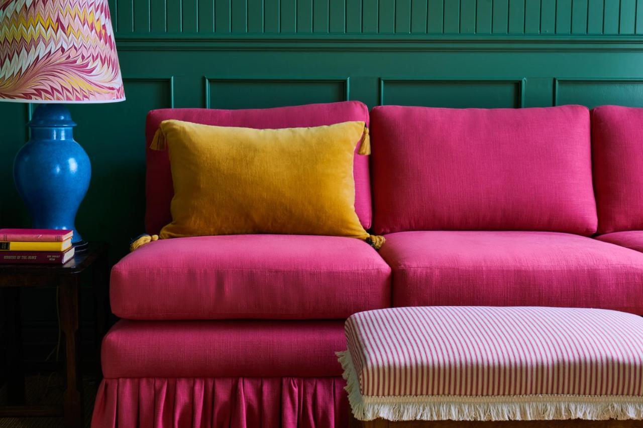 The Mitre, Hampton Court Hotel Kingston upon Thames  Luaran gambar A sofa upholstered in velvet