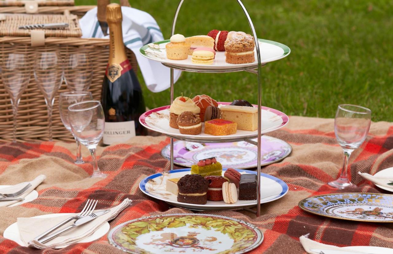 The Mitre, Hampton Court Hotel Kingston upon Thames  Luaran gambar A picnic