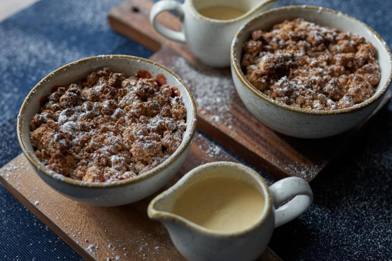 The Mitre, Hampton Court Hotel Kingston upon Thames  Luaran gambar Apple and plum crumble