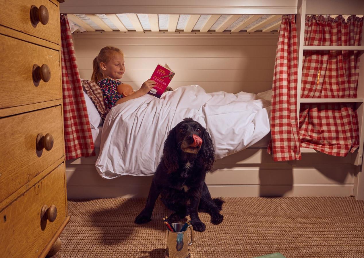 The Mitre, Hampton Court Hotel Kingston upon Thames  Luaran gambar A girl reading in bed