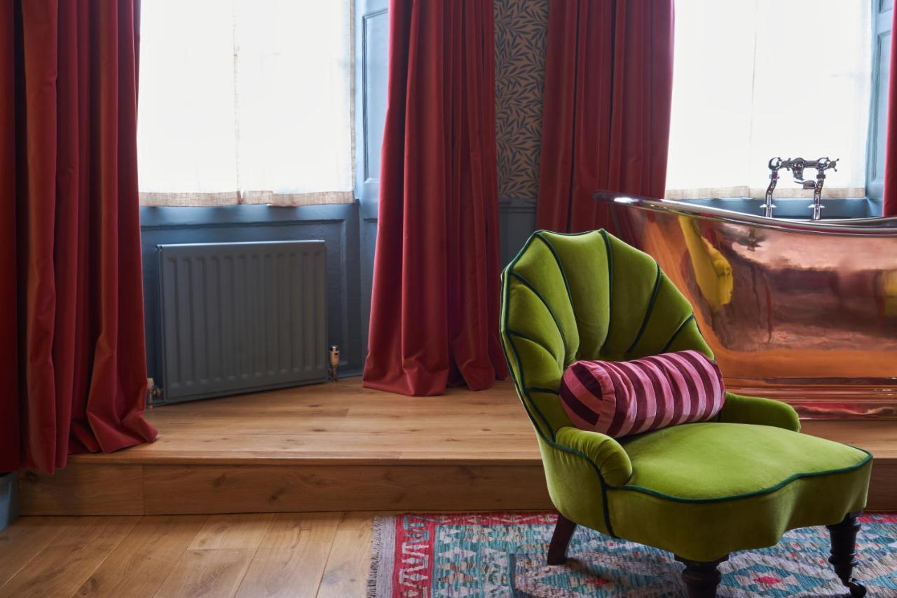 The Mitre, Hampton Court Hotel Kingston upon Thames  Luaran gambar Curtains made from velvet