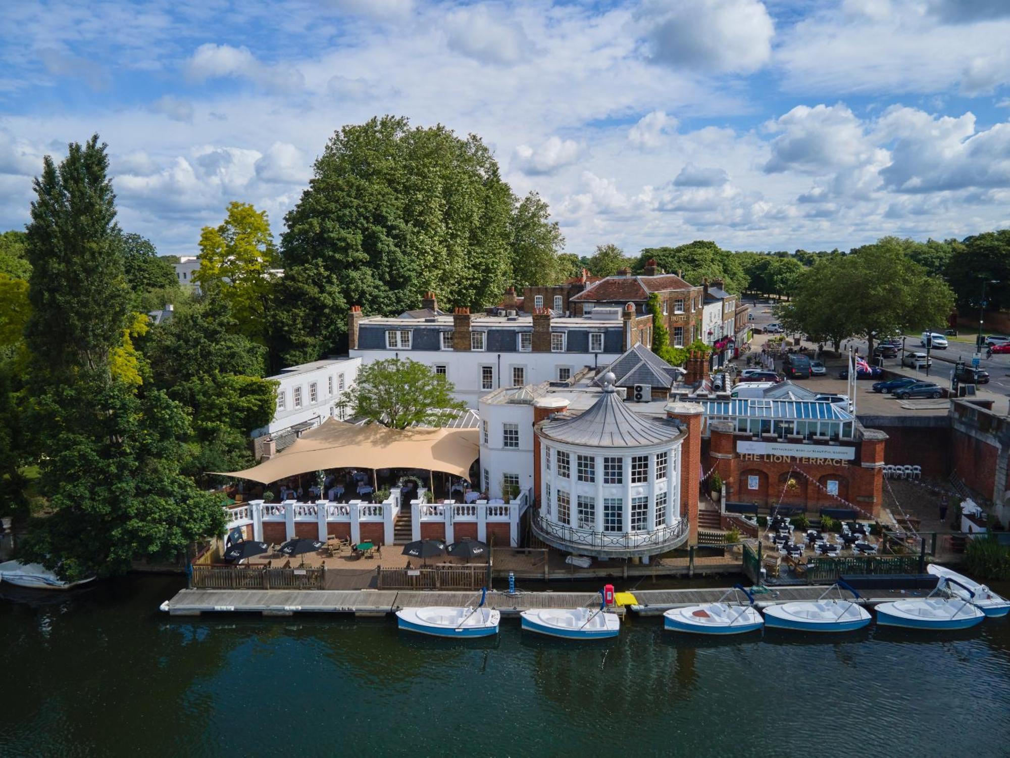 The Mitre, Hampton Court Hotel Kingston upon Thames  Luaran gambar The River Wey at Farnham