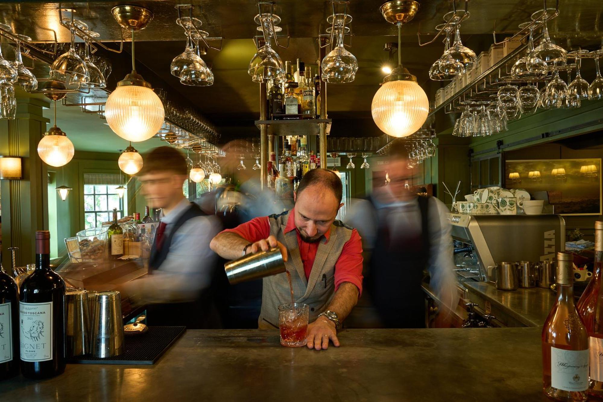 The Mitre, Hampton Court Hotel Kingston upon Thames  Luaran gambar A bartender at work