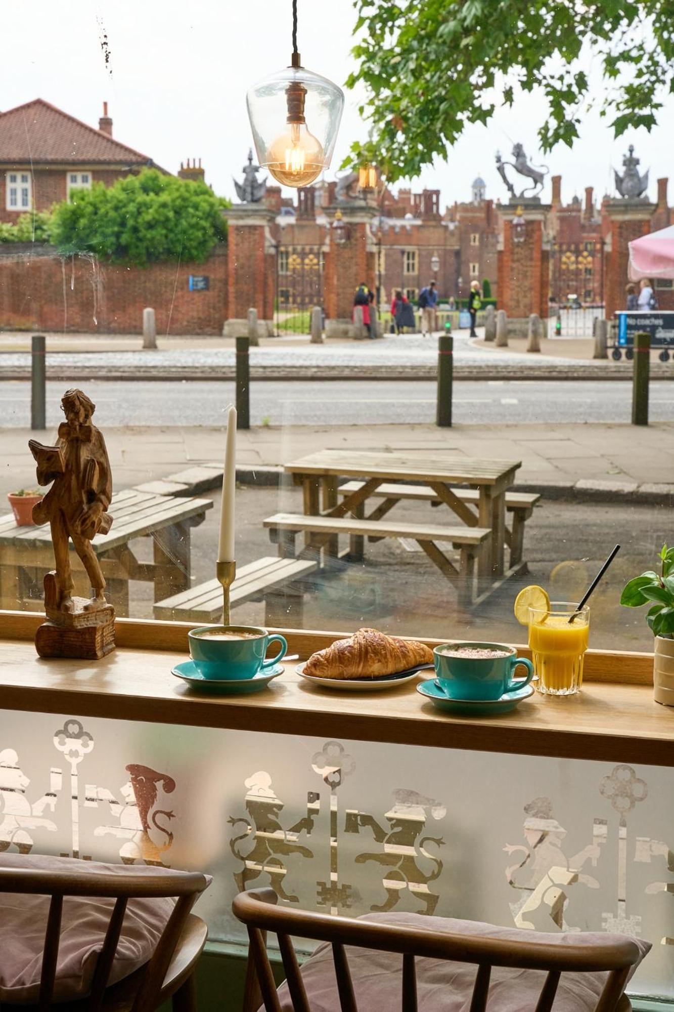 The Mitre, Hampton Court Hotel Kingston upon Thames  Luaran gambar The view from the window of the café