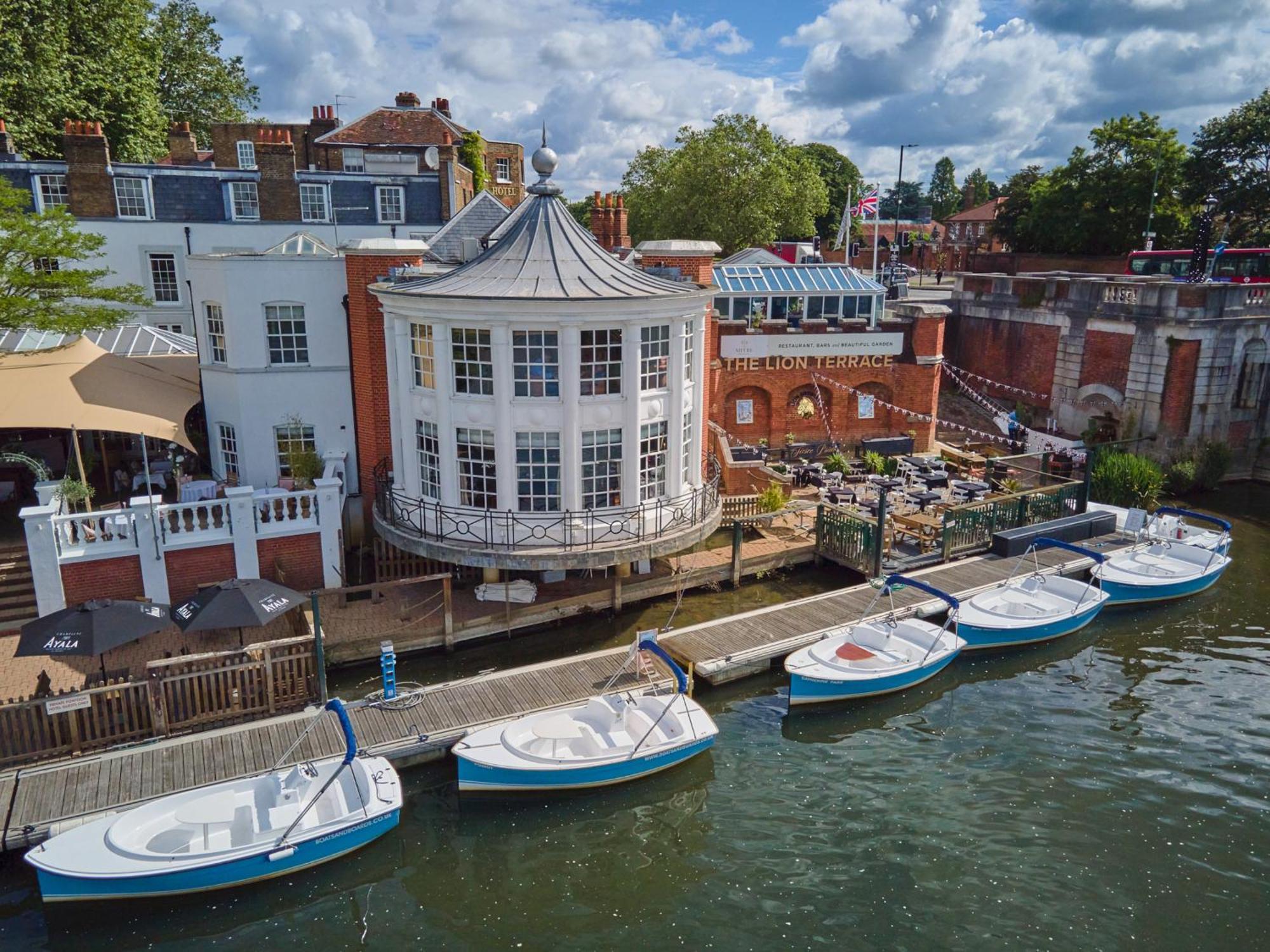 The Mitre, Hampton Court Hotel Kingston upon Thames  Luaran gambar The River Wey at the centre of Farnham