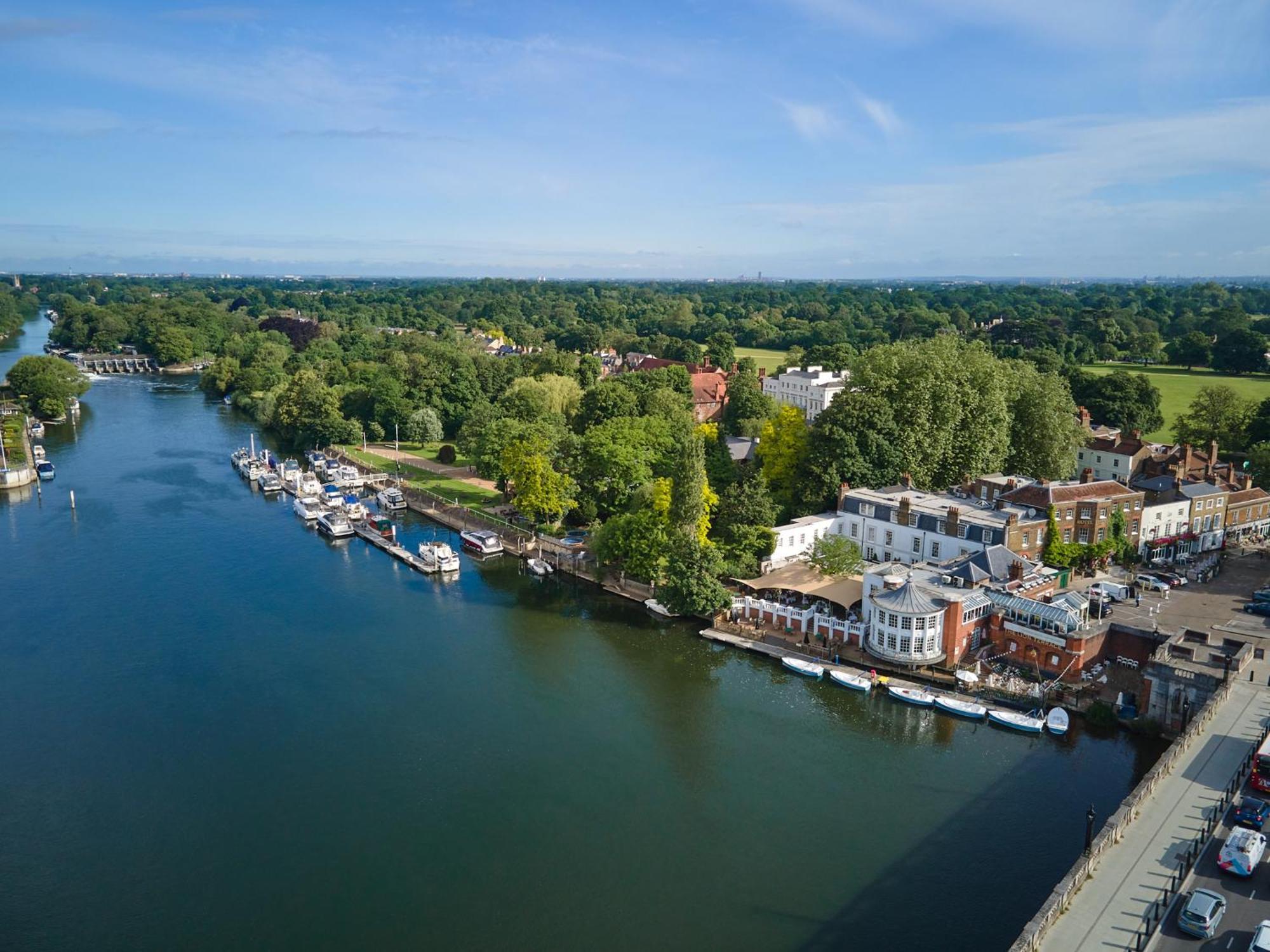 The Mitre, Hampton Court Hotel Kingston upon Thames  Luaran gambar The River Wey at Farnham