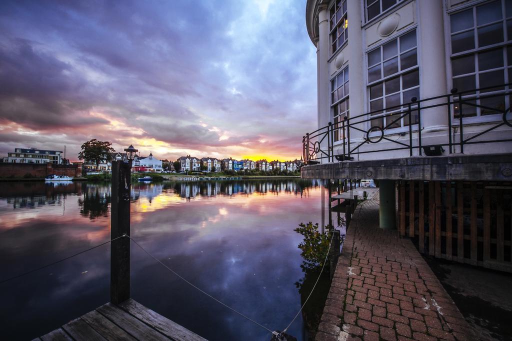 The Mitre, Hampton Court Hotel Kingston upon Thames  Luaran gambar Sunset at the Marina