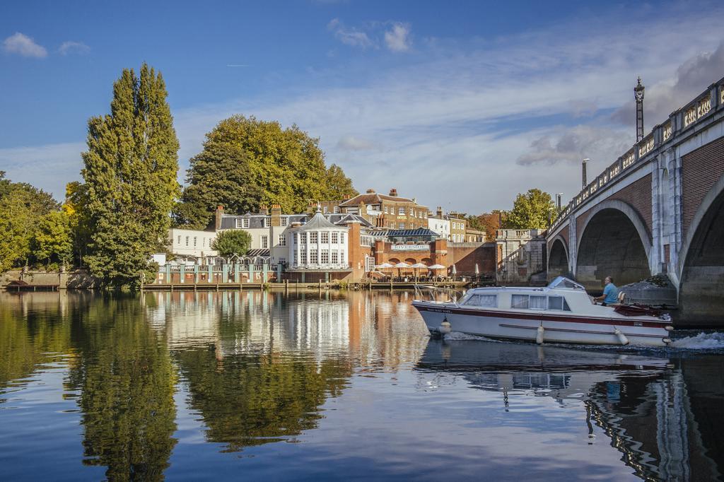 The Mitre, Hampton Court Hotel Kingston upon Thames  Luaran gambar The River Wey at Farnham
